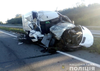 На Николаевщине микроавтобус врезался в полуприцеп фуры – водитель в больнице