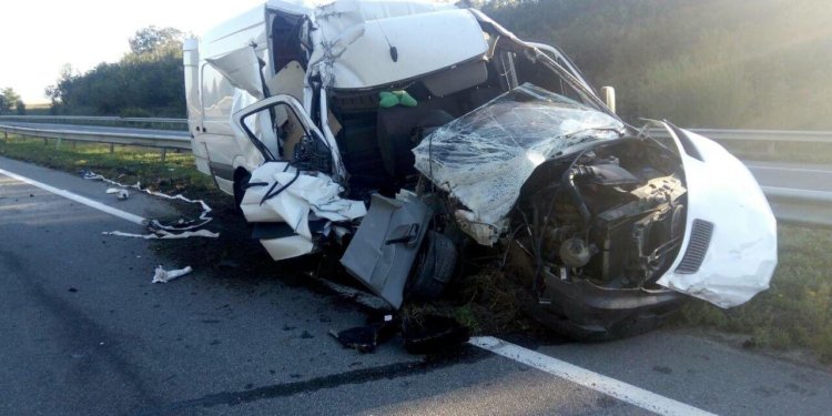 На Николаевщине микроавтобус врезался в полуприцеп фуры – водитель в больнице