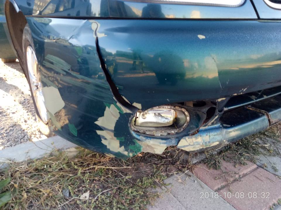 Чтобы угнать машину, житель Первомайска сначала ударил хозяина авто по голове бутылками с вином, а потом угрожал ножом 1