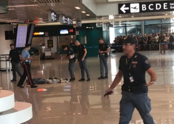 В римском аэропорту полиция взорвала подозрительный чемодан с… кокосами