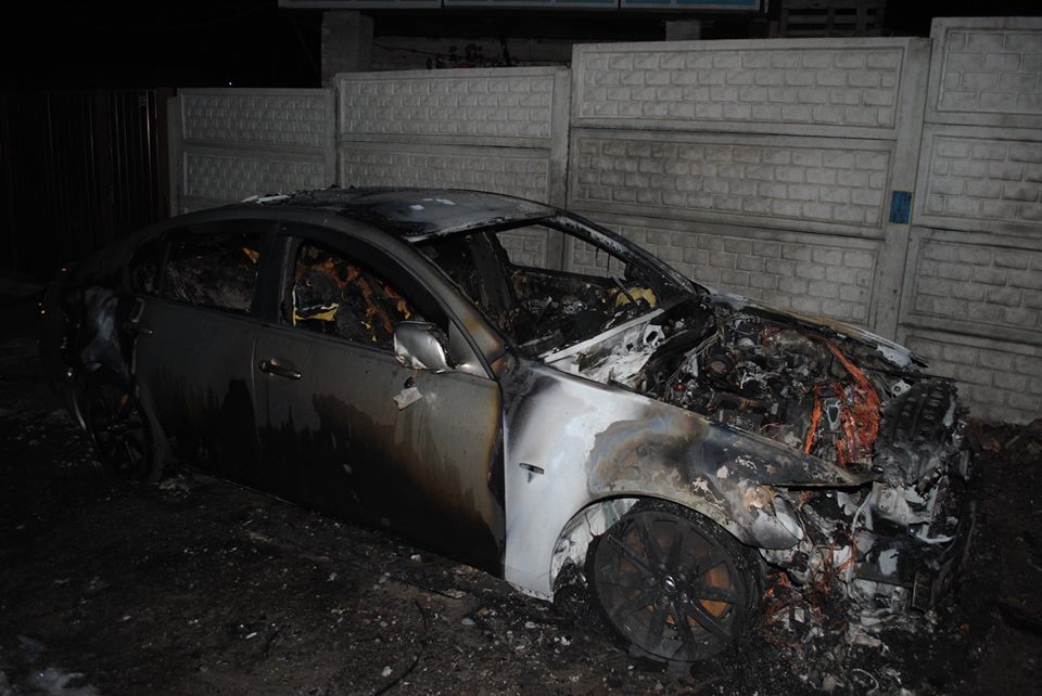 Ночью в Николаеве сгорел припаркованный на улице LEXUS 3
