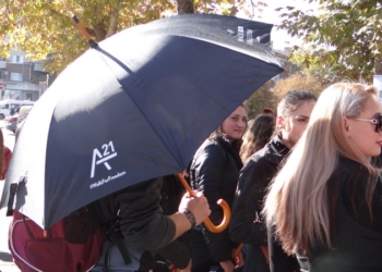 В Николаеве прошло шествие с черными зонтиками