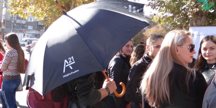 В Николаеве прошло шествие с черными зонтиками