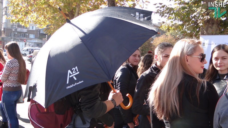 В Николаеве прошло шествие с черными зонтиками 3