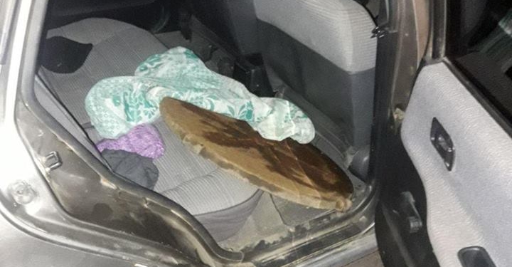 Отнюдь не бомжи: в Николаеве группа воров на «Ниссане» крала крышки канализационных люков