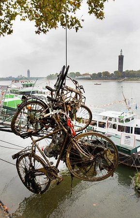 В Кёльне почистили Рейн – на дне обнаружились велосипеды, корзины для покупок, дорожные знаки и вентиляторы общим весом 2,5 тонны 3