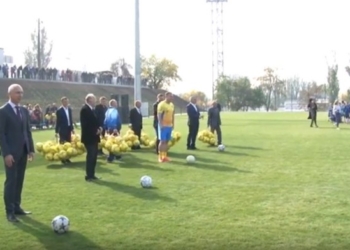 110-летие футбола в Николаеве отметили символическим матчем на новом поле