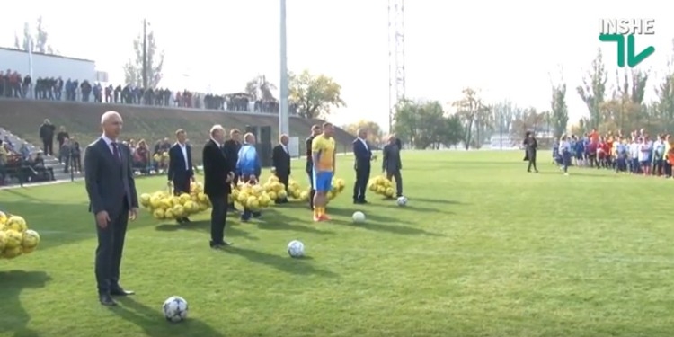 110-летие футбола в Николаеве отметили символическим матчем на новом поле