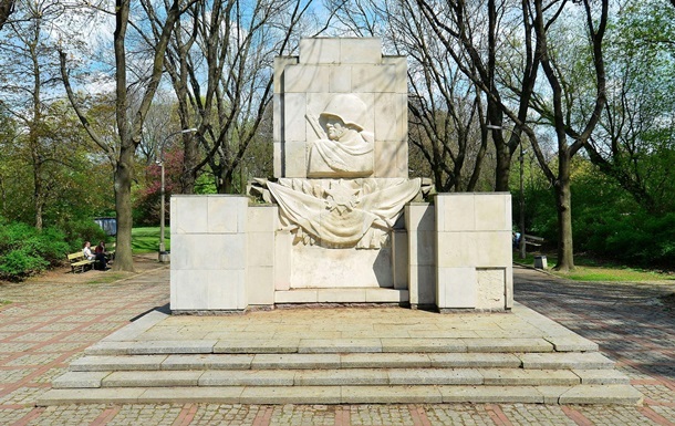 В Варшаве снесли памятник Благодарности советским солдатам 1