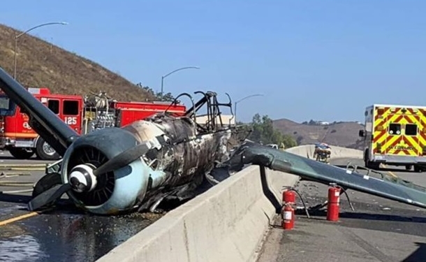 В США на трассу упал раритетный самолет