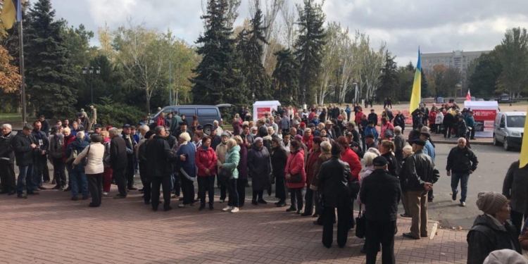 В Николаеве у стен мэрии прошел “коммунальный” митинг
