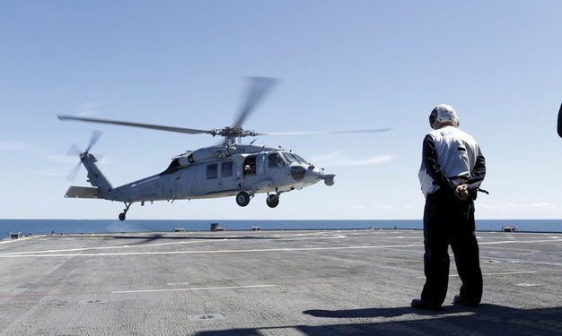В Филиппинском море на американский авианосец упал вертолет
