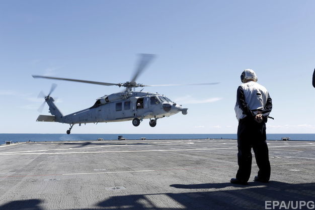 В Филиппинском море на американский авианосец упал вертолет 1