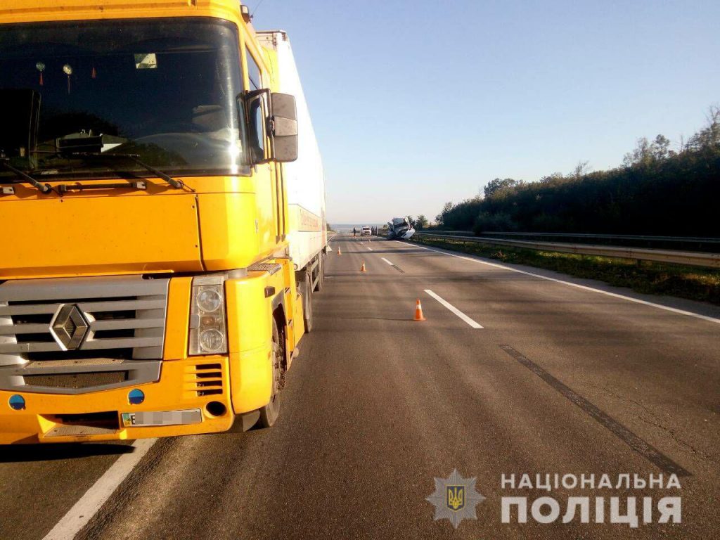 На Николаевщине микроавтобус врезался в полуприцеп фуры – водитель в больнице 5