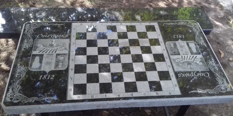 В Снигиревке в шахматы можно теперь поиграть прямо на улице – здесь установлены мраморные столы-доски