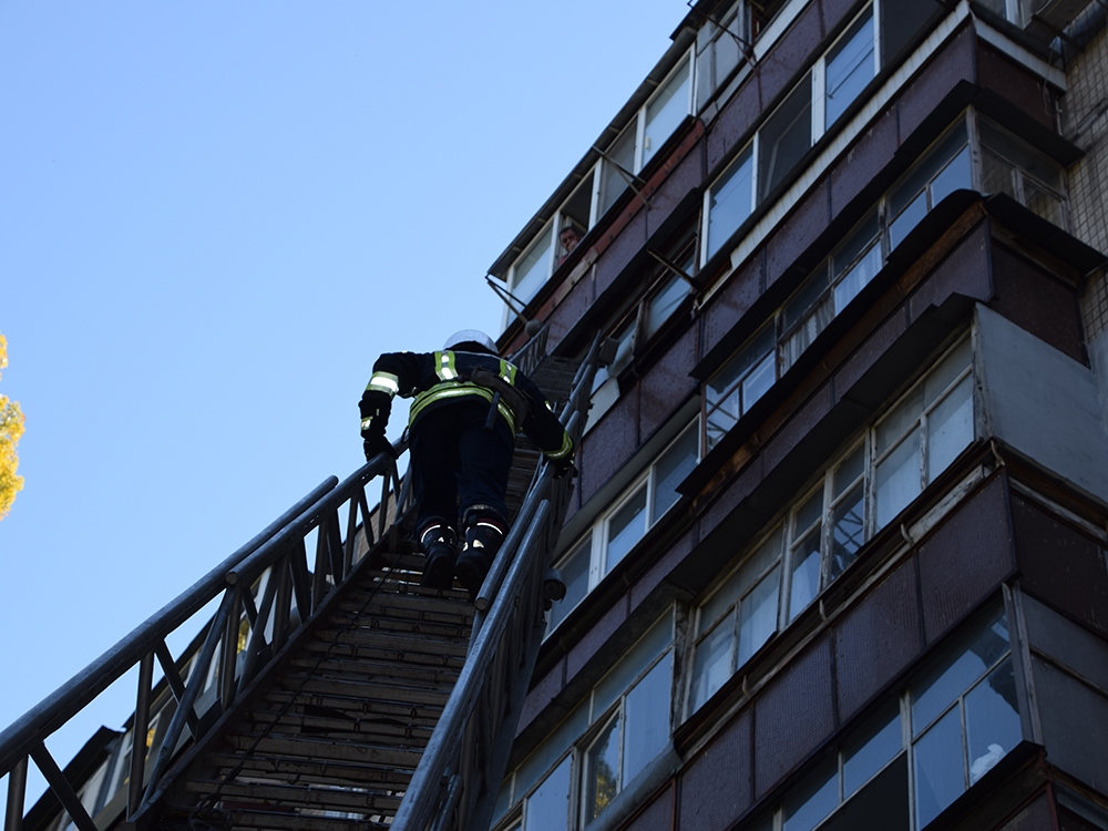 В Николаеве вчера дважды горели балконы – спасатели их не только потушили, но и спасли одного человека 5