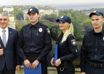 «Хотелось каждому из них дать сильно в лицо»: мэр Николаева рассказал о своих чувствах к похитителям люков и наградил полицейских, их задержавших