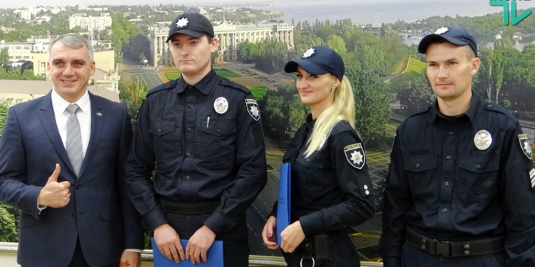 «Хотелось каждому из них дать сильно в лицо»: мэр Николаева рассказал о своих чувствах к похитителям люков и наградил полицейских, их задержавших