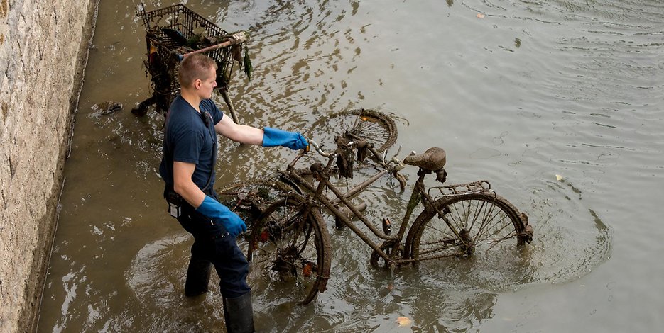 В Кёльне почистили Рейн – на дне обнаружились велосипеды, корзины для покупок, дорожные знаки и вентиляторы общим весом 2,5 тонны 5