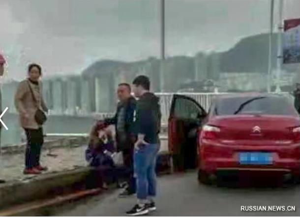 В Китае пассажирский автобус упал в реку с 60-метрового моста – пока известно о двух погибших 1