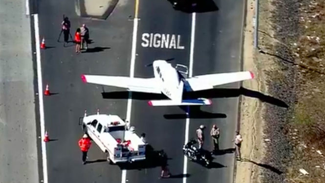 В США самолет приземлился на оживленную автостраду из-за отказа двигателя