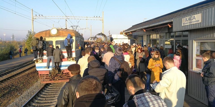 Жители Троещины заблокировали городскую электричку