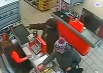 Доктор, меня никто не замечает: пистолет не помог грабителю добиться реакции от кассира и покупателей