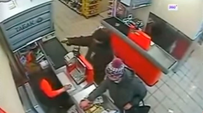 Доктор, меня никто не замечает: пистолет не помог грабителю добиться реакции от кассира и покупателей