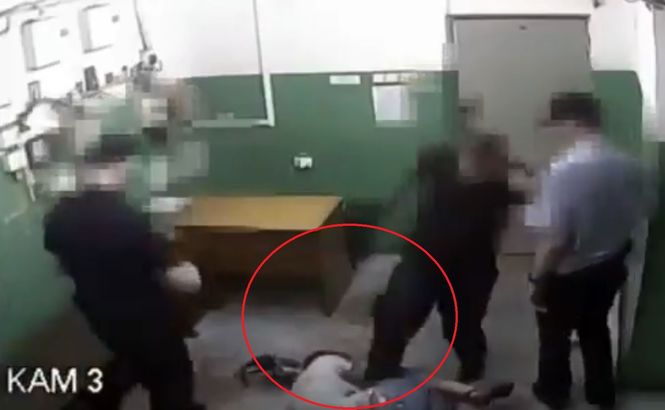 В Харькове группа полицейских жестоко избивала и издевалась над задержанными 1