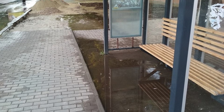 За две недели вандалы разгромили уже 4 остановки в Корабельном районе