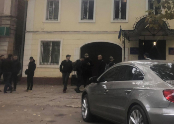 Полиция через час отпустила праворадикалов, устроивших «фекальное нападение» на сессии Николаевского горсовета