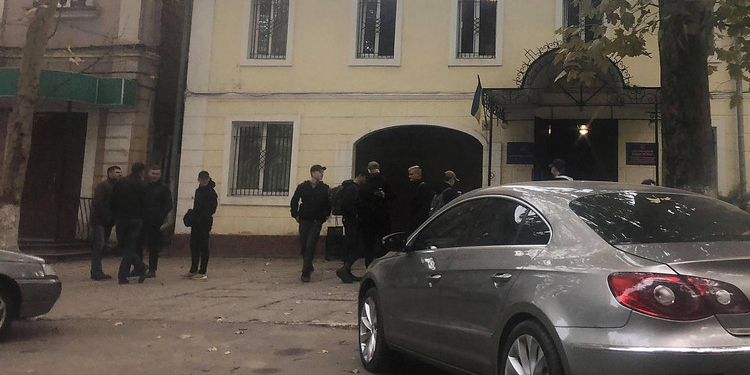 Полиция через час отпустила праворадикалов, устроивших «фекальное нападение» на сессии Николаевского горсовета