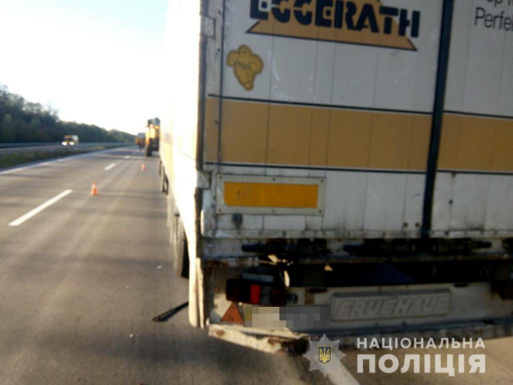 На Николаевщине микроавтобус врезался в полуприцеп фуры – водитель в больнице 7