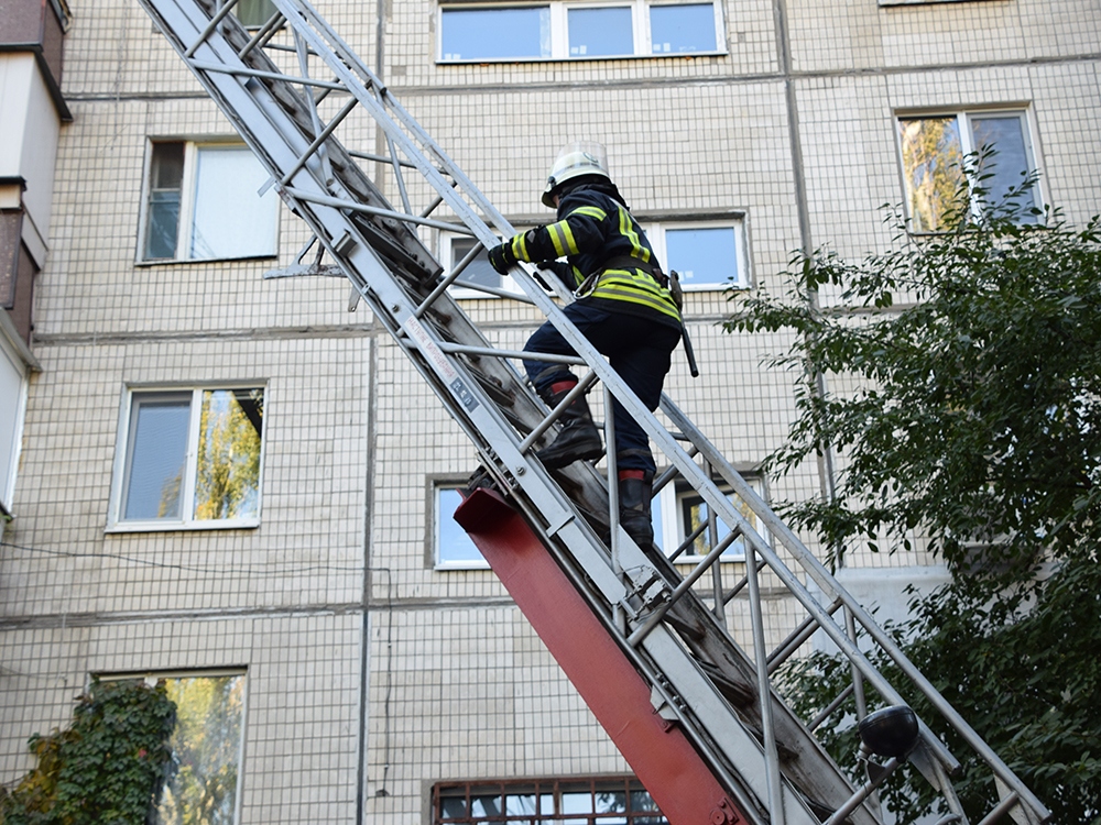 В Николаеве вчера дважды горели балконы – спасатели их не только потушили, но и спасли одного человека 7