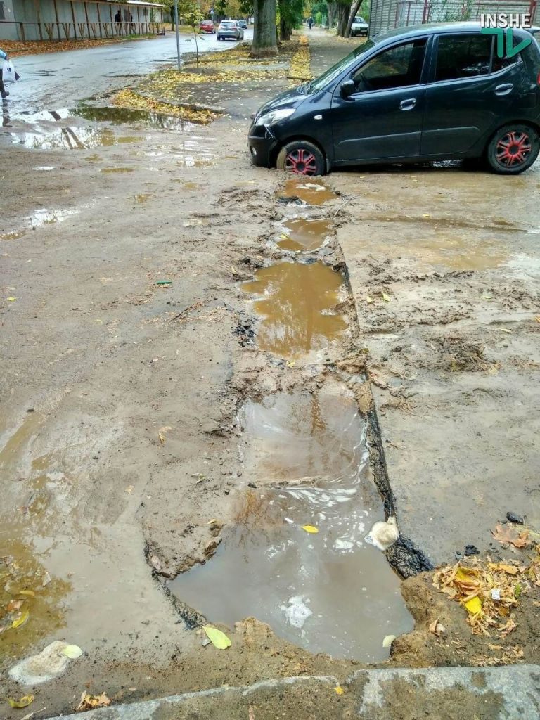 Николаев - город безответственных кротов? После дождя авто влетело в брошенную траншею прямо на дороге. ФОТОФАКТ 5