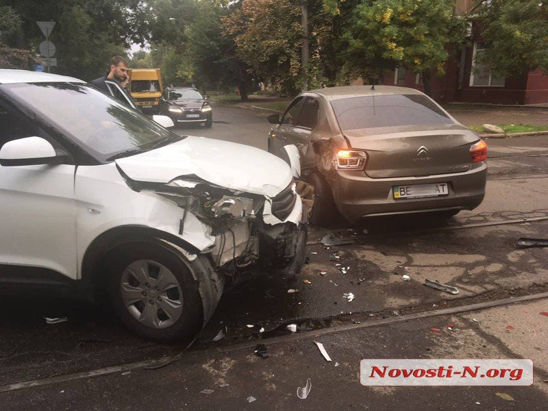 В центре Николаева столкнулись два автомобиля. В итоге - заблокировано движение трамваев 1