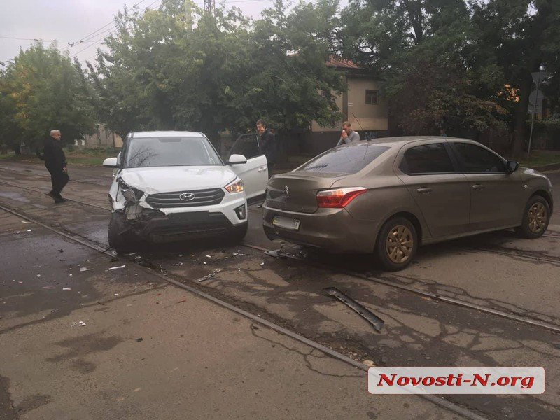 В центре Николаева столкнулись два автомобиля. В итоге - заблокировано движение трамваев 5
