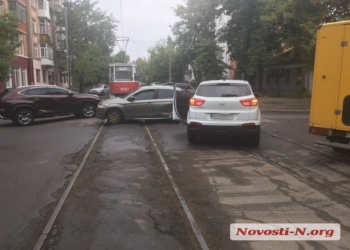 В центре Николаева столкнулись два автомобиля. В итоге – заблокировано движение трамваев