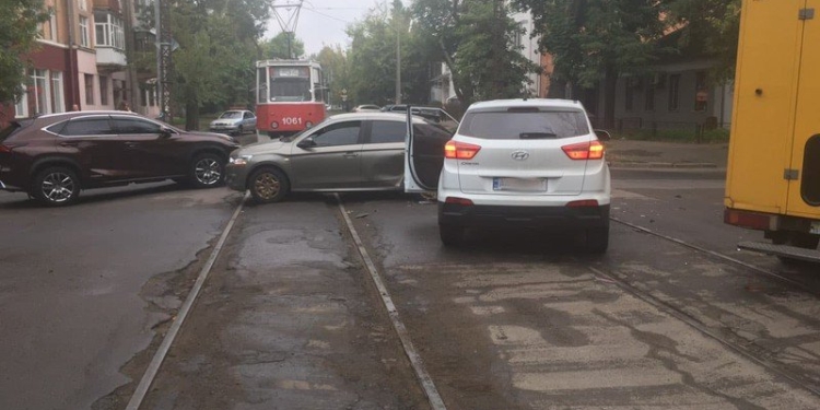 В центре Николаева столкнулись два автомобиля. В итоге – заблокировано движение трамваев