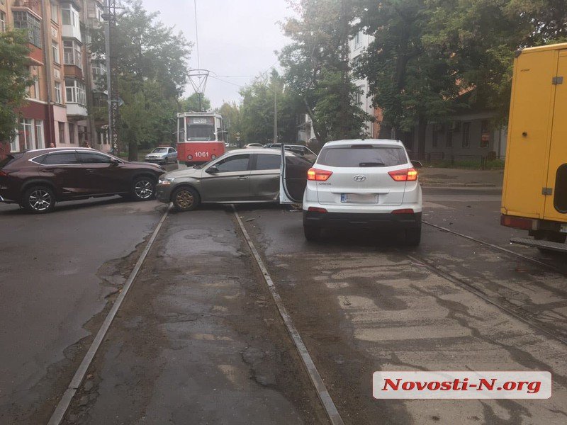 В центре Николаева столкнулись два автомобиля. В итоге - заблокировано движение трамваев 7
