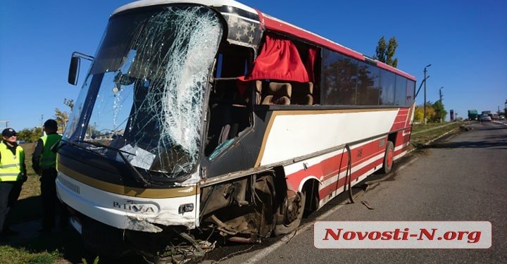 Недалеко от Николаева рейсовый автобус въехал в цементовоз. Пострадали двое пассажиров