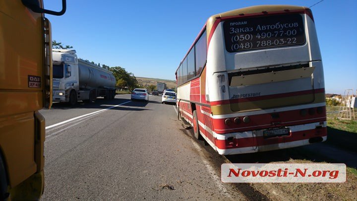 Недалеко от Николаева рейсовый автобус въехал в цементовоз. Пострадали двое пассажиров 3