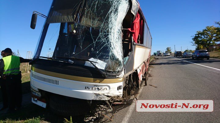 Недалеко от Николаева рейсовый автобус въехал в цементовоз. Пострадали двое пассажиров 7