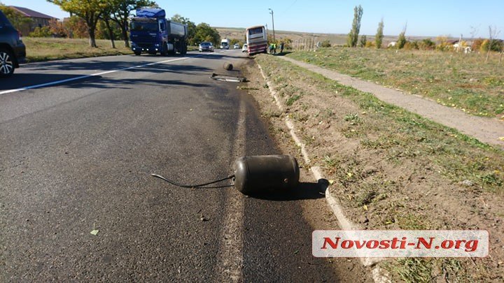 Недалеко от Николаева рейсовый автобус въехал в цементовоз. Пострадали двое пассажиров 15