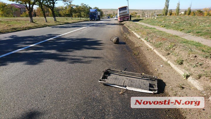 Недалеко от Николаева рейсовый автобус въехал в цементовоз. Пострадали двое пассажиров 19