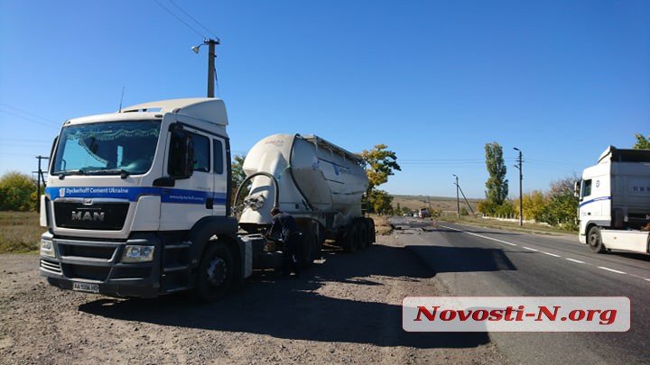 Недалеко от Николаева рейсовый автобус въехал в цементовоз. Пострадали двое пассажиров 21