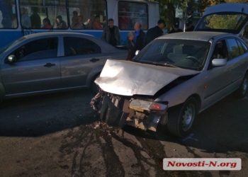 Движение в центре Николаева заблокировано: водитель «Мазды» въехал в «Шевроле»