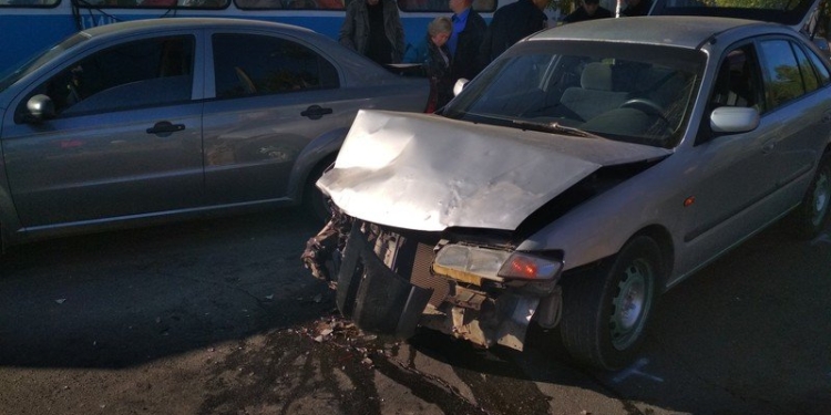 Движение в центре Николаева заблокировано: водитель «Мазды» въехал в «Шевроле»