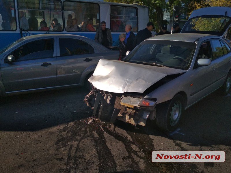 Движение в центре Николаева заблокировано: водитель «Мазды» въехал в «Шевроле» 1
