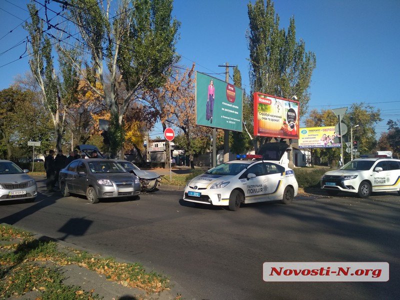 Движение в центре Николаева заблокировано: водитель «Мазды» въехал в «Шевроле» 5